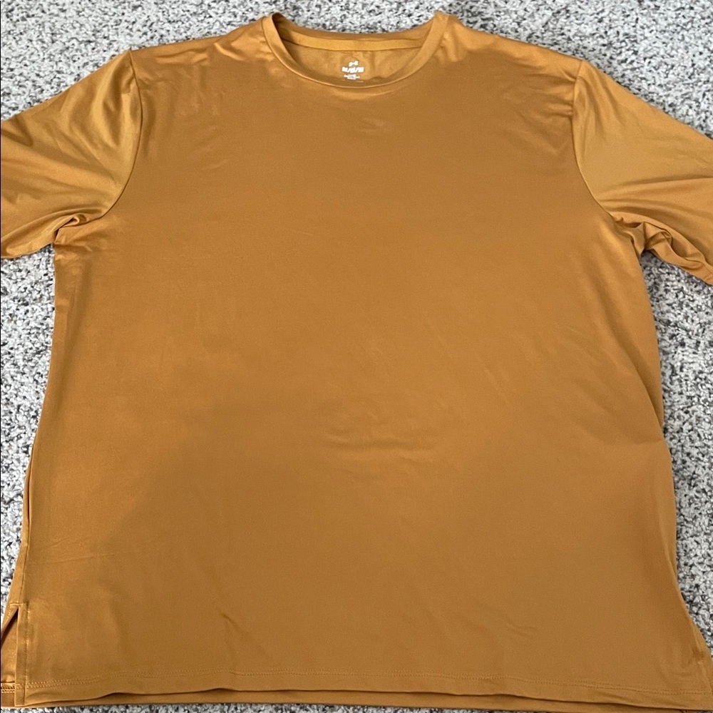 Under Armour DriFit gold shirt men’s size medium